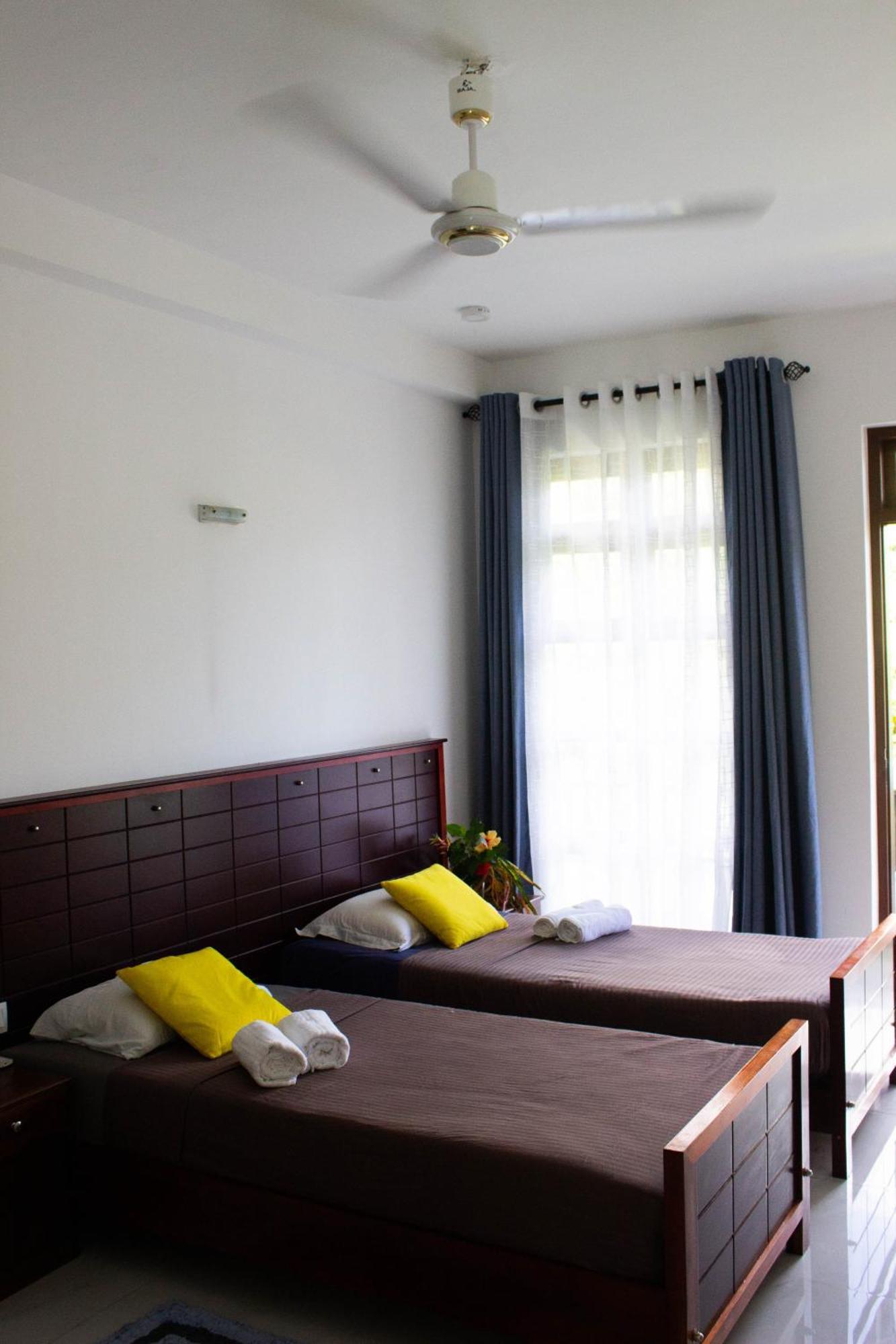 Uralsurf House Hotel Уелигама Екстериор снимка