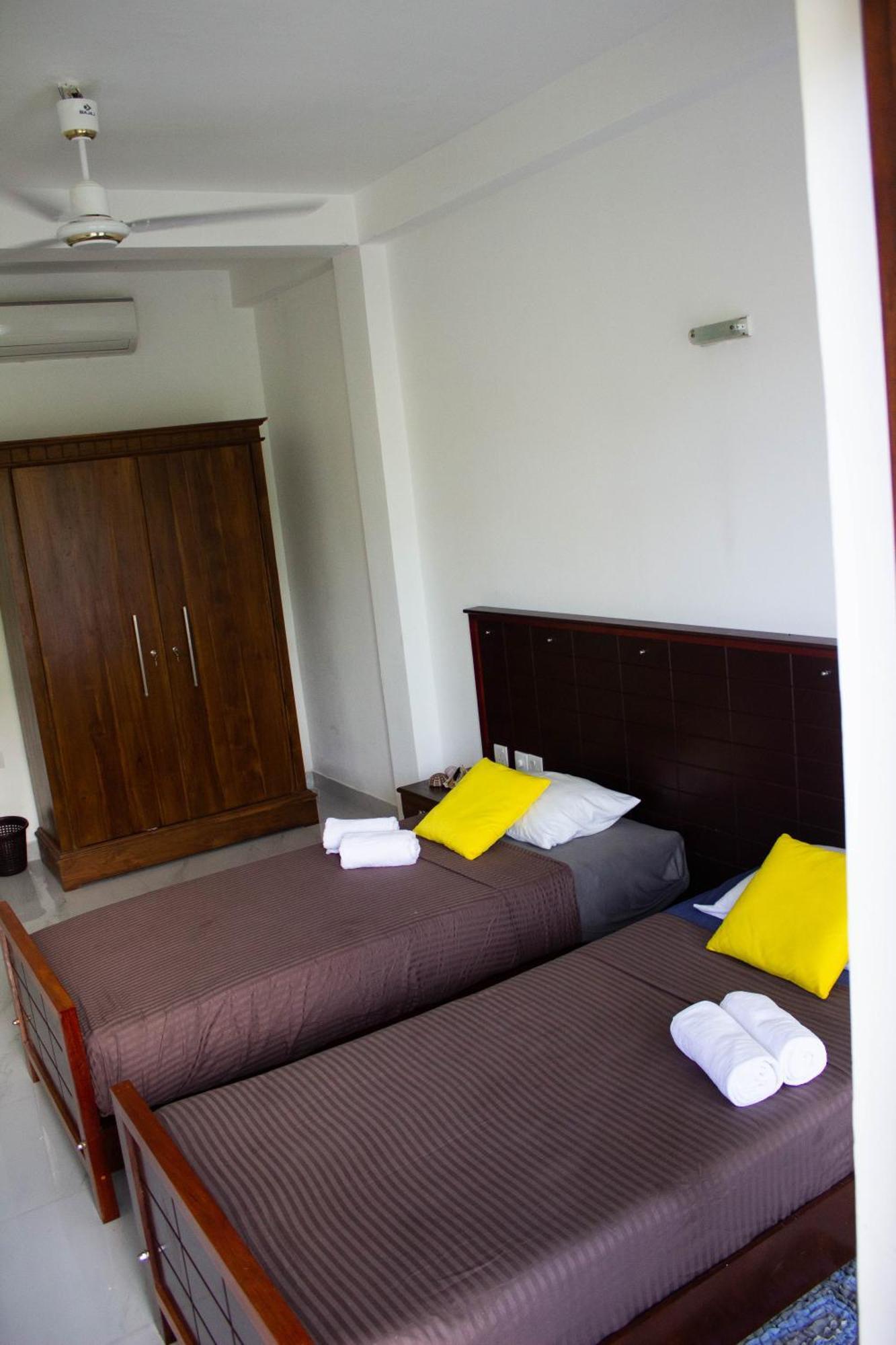 Uralsurf House Hotel Уелигама Екстериор снимка
